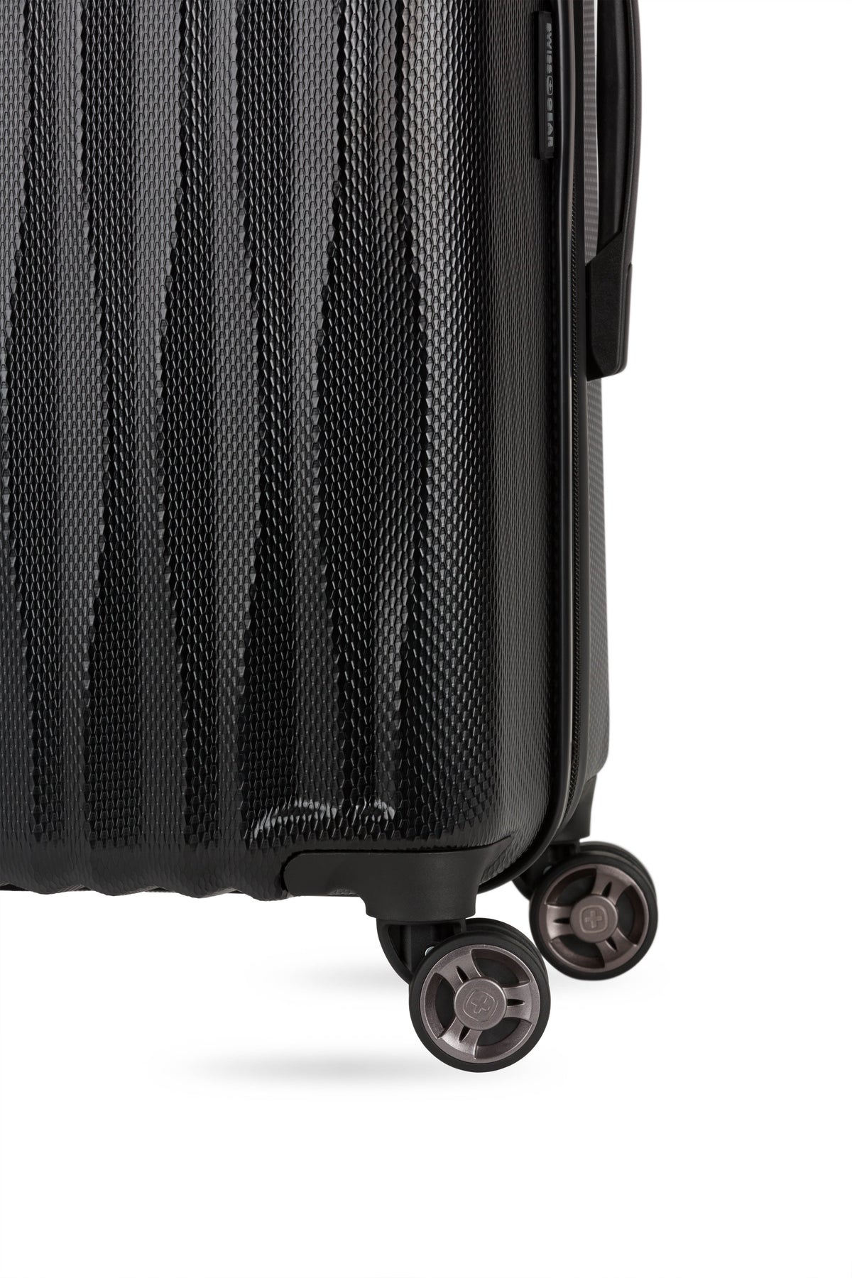 SWISSGEAR - Energie Medium Checked Spinner - Black - LE - 11