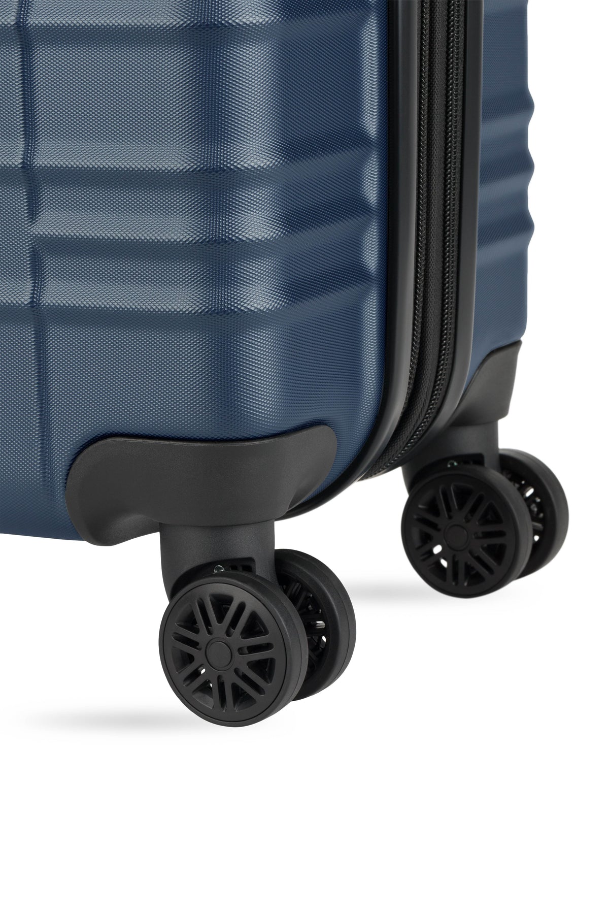 SWISSGEAR - Cascade II Carry On Spinner - Navy - 09
